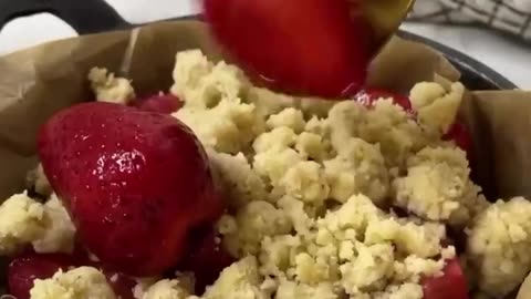 Low-Carb Strawberry Crumble