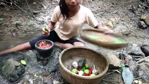 Survival skills_ Finding worms in wild Grilled on clay for food - Cooking worm eating delicious