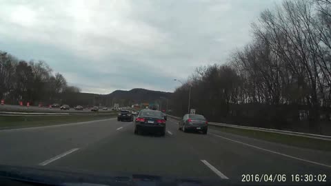 Conductor se cruza frente a auto de policía y es detenido inmediatamente