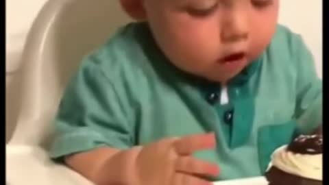 Cute baby reaction 😍😍