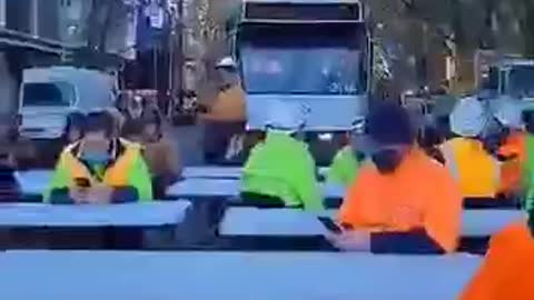 Australia: Construction workers walk off, stage sit in to protest vax mandate
