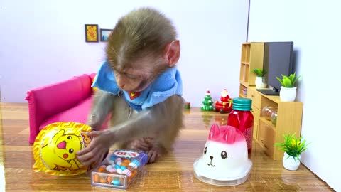 Baby Monkey Bip Bip brushes teeth in the bathroom then doing the shopping in eggs toy store