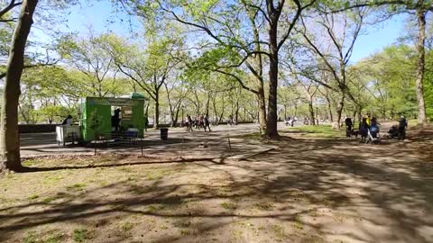 Opuštena šetnja Njujorškim Riversajd parkom uz malo vetra... Deca i sport