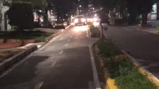 Hombre con niña en brazos reclama a conductor que invadió ciclorruta en Bucaramanga