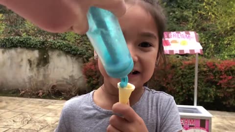 Juego de simulación con carrito de comida | Niño vendiendo pequeños helados | Johny Johny si Papa