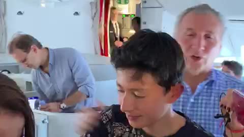 Mamá de Egan Bernal tuvo que celebrar en un avión el triunfo de su hijo