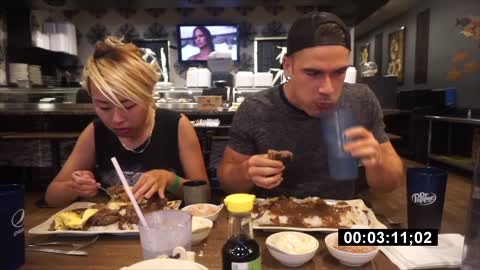 THE BIGGEST HAWAIIAN LOCO MOCO CHALLENGE! Authentic Hawaiian Food Challenge Hawaii Man Vs Food