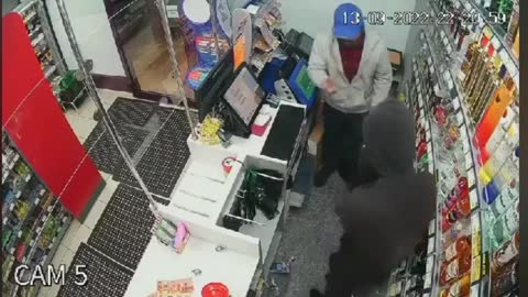 Store Clerk Refuses to Hand Over Money to Thief, Then Turns the Tables