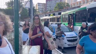 Idoso ameaça passageiros de ônibus com canivete em Salvador: "Vocês fizeram o L"