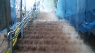 Las escaleras se convierten en una "catarata" tras una intensa inundación en Estonia