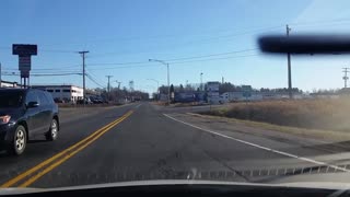 Conductor lanza una gaseosa a un vehículo detenido en un semáforo