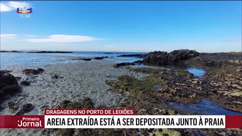 Dragagens no Porto de Leixões deixam praias de Matosinhos cobertas por espuma escura
