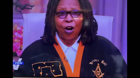 SHARE THIS! WHOOPI GOLDBERG MEETS WITH THE POPE AND JOKES ABOUT RED SHOES
