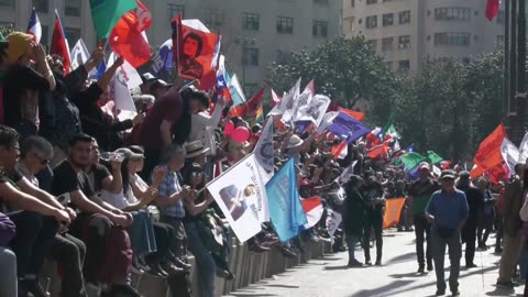 "El pueblo está contigo", partidarios de Boric le muestran su apoyo en marcha en Santiago