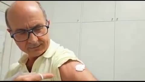 Dottor Massimo Giombi si vaccina in diretta e prova la calamita: Si attacca!
