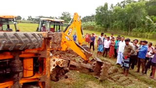 Jcb villages working videos..jcb has flipped, many people are watching on the side