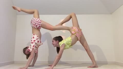 Teen Yoga Challenge | Two FLEXIBLE sisters