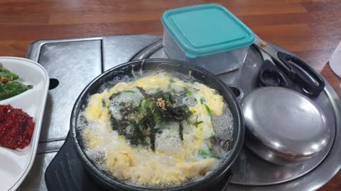 Korean healthy and light oyster gukbap. (깔끔 담백하고 맛있는 한국의 굴국밥)