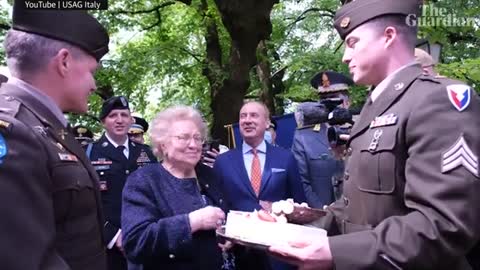 US soldiers give Italian woman birthday cake to replace one stolen in second wor