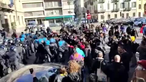 Poliziotti contro Studenti a Torino (28-01-2022)