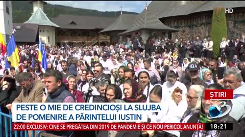 Mii de pelerini la Mormântul Părintelui Justin Pârvu de la Mănăstirea Petru Vodă