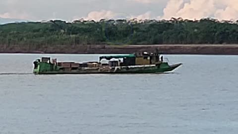 Un día relajado en el Puerto carbonero en el Rio Ucayali - Pucallpa City - Perú