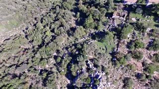 Drone capta magníficamente la pintoresca ciudad-castillo de Karitania, Grecia