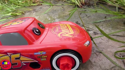 Lightning Mcqueen Stuck in the Mud & Fixing Cars Toys
