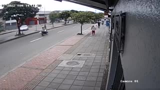 Video: En moto, en contravía y por el andén, así robaron un celular en Bucaramanga