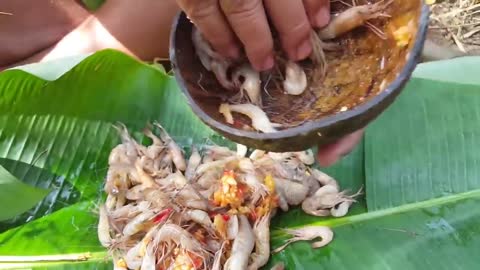 Técnica Primitiva - Cozinhando Camarão na folha de bananeira