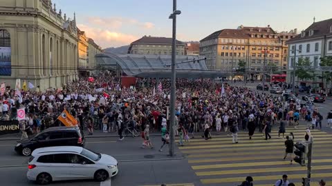 Svizzera 🇨🇭 Migliaia di persone per le strade di Berna,contro la dittatura sanitaria 💉☠️