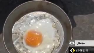 Frying eggs on asphalt in Ahvaz