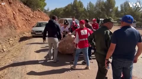 Moroccans Try to Move Boulder From Road After Earthquake | VOA News