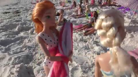 Super Beach day ! Elsa & Anna toddlers - Barbie - sand play - water fun - splash