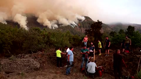 Residents protect homes as Tenerife wildfire spreads