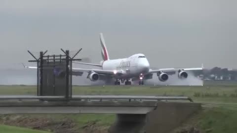FULL thrust reverse on a wet runway B747🔥👏