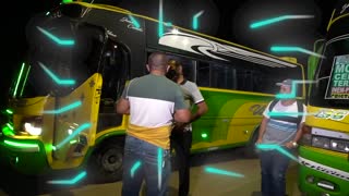 La Noche Vive: Al volante de un bus convencional