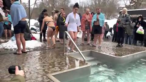 ЕВРОПА Beautiful Ladies ❤️on Orthodox Epiphany bathing -7 °C 🥶 2022
