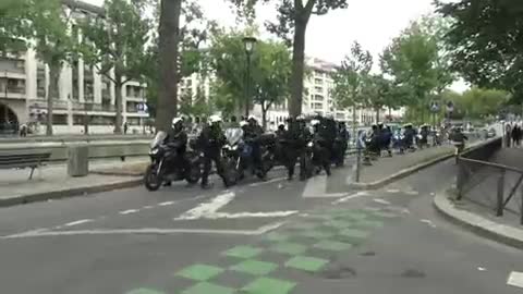 Francia, Parigi: La polizia di Macron reprime chi manifesta contro l'aumento dei prezzi.