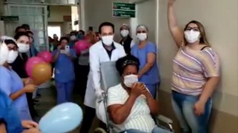 73yo COVID Nurse Cheered As She Leaves ICU