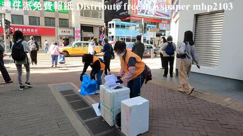 灣仔派免費報紙 Distribute free newspaper, mhp2103, apr2022 #灣仔地鐵站 #免費報紙 #am730 #晴報 #free_newspaper #香港報紙