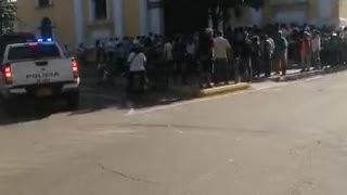 Video: Cientos de personas se aglomeran en el Centro de Bucaramanga por entrega de ayudas
