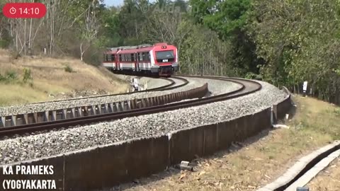 SUDAH BOLEH NGEBUT HUNTING BANYAK KERETA API SIANG DI JALUR TIKUNGAN STASIUN KALIMENUR