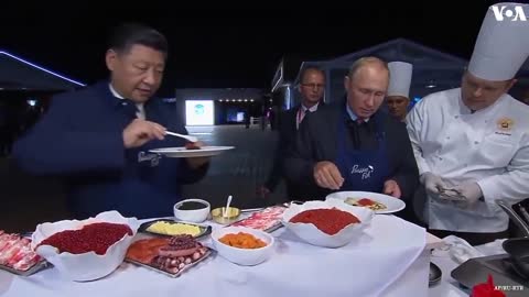 Putin and Xi make pancakes _ VOANews_3