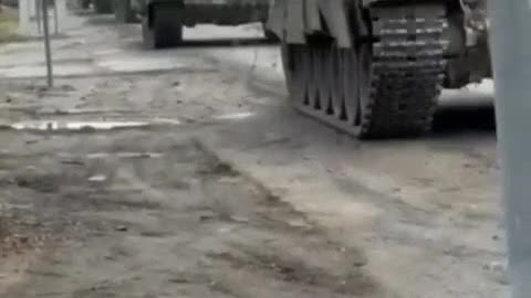 Russian tanks slowly moves towards Ukraine