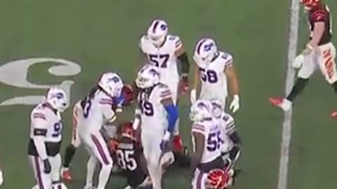 Buffalo Bills Safety Damar Hamlin collapses on field after big hit