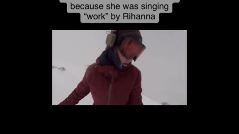 Snowboarder was chased by a bear but didn’t even realise because she was singing “work” by Rihanna 😱