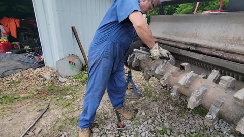 SKIDSTEER DENTIST: REPLACING THE TEETH ON THE FAE FORESTRY ATTACHMENT