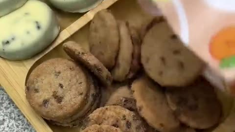 Filling platter with cookies 🍪