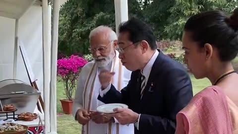 JAPAN PRIME MINISTER WITH INDIA PRIME MINISTER EATING INDIAN FOOD GOLGAPPA